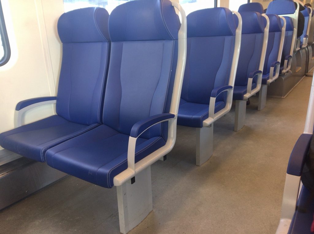 TRIX製 15924 オランダ国鉄(NS) IC+ 一等客車二等客車 2両セット