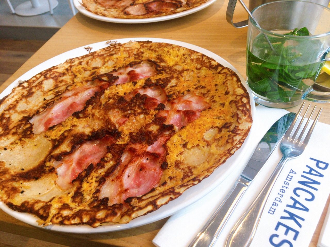 アムステルダム中央駅すぐ！オランダ名物パンケーキ│オランダjp