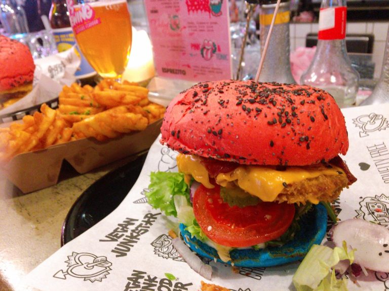 ヴィーガンのジャンクフード カラフルなハンバーガー オランダjp