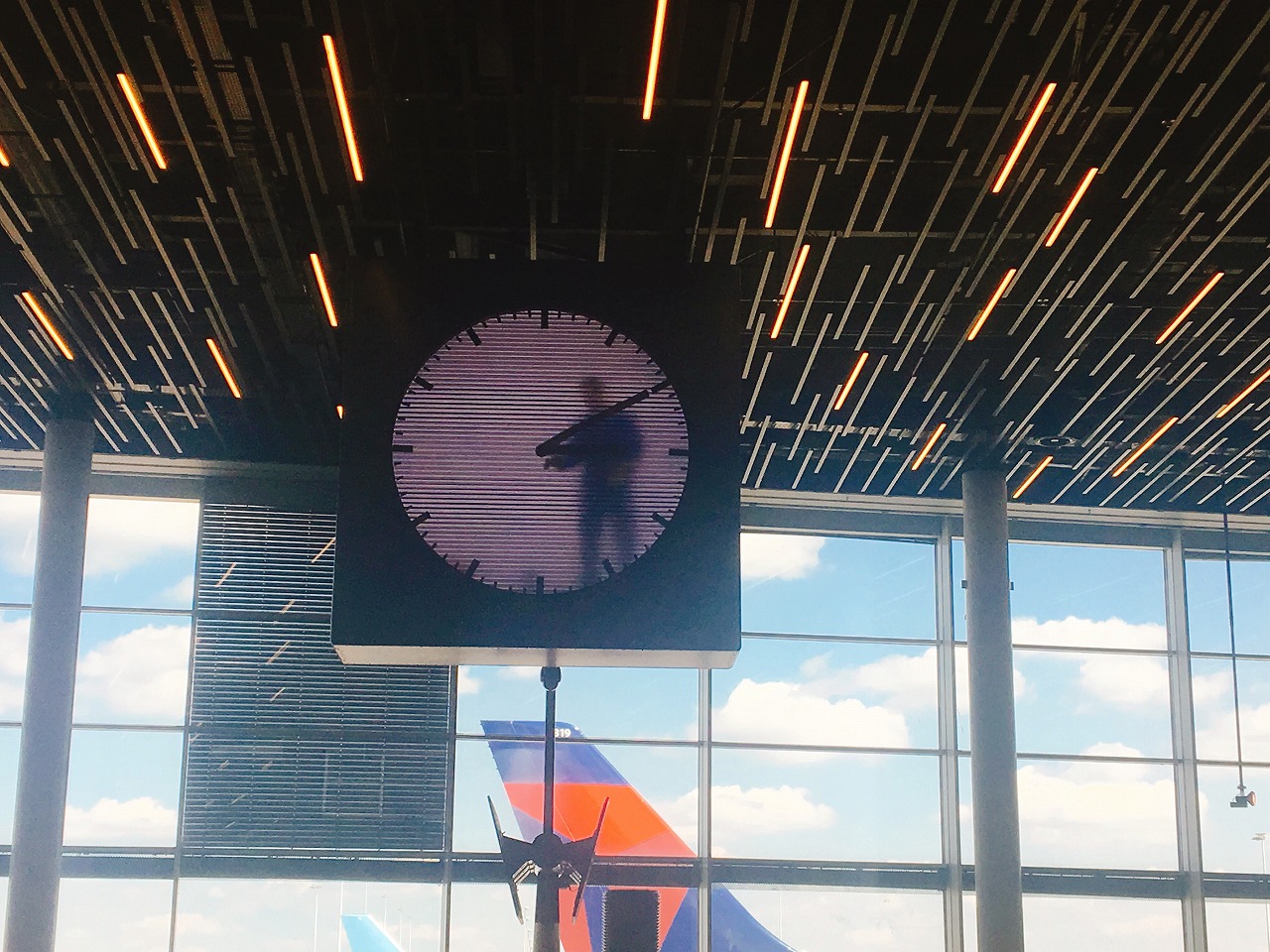 オランダ スキポール空港にある時計 オランダジェーピー Oranda Jp