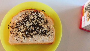 オランダではパンにチョコレートふりかけ！