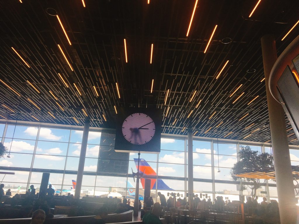 オランダ スキポール空港にある時計 オランダジェーピー Oranda Jp