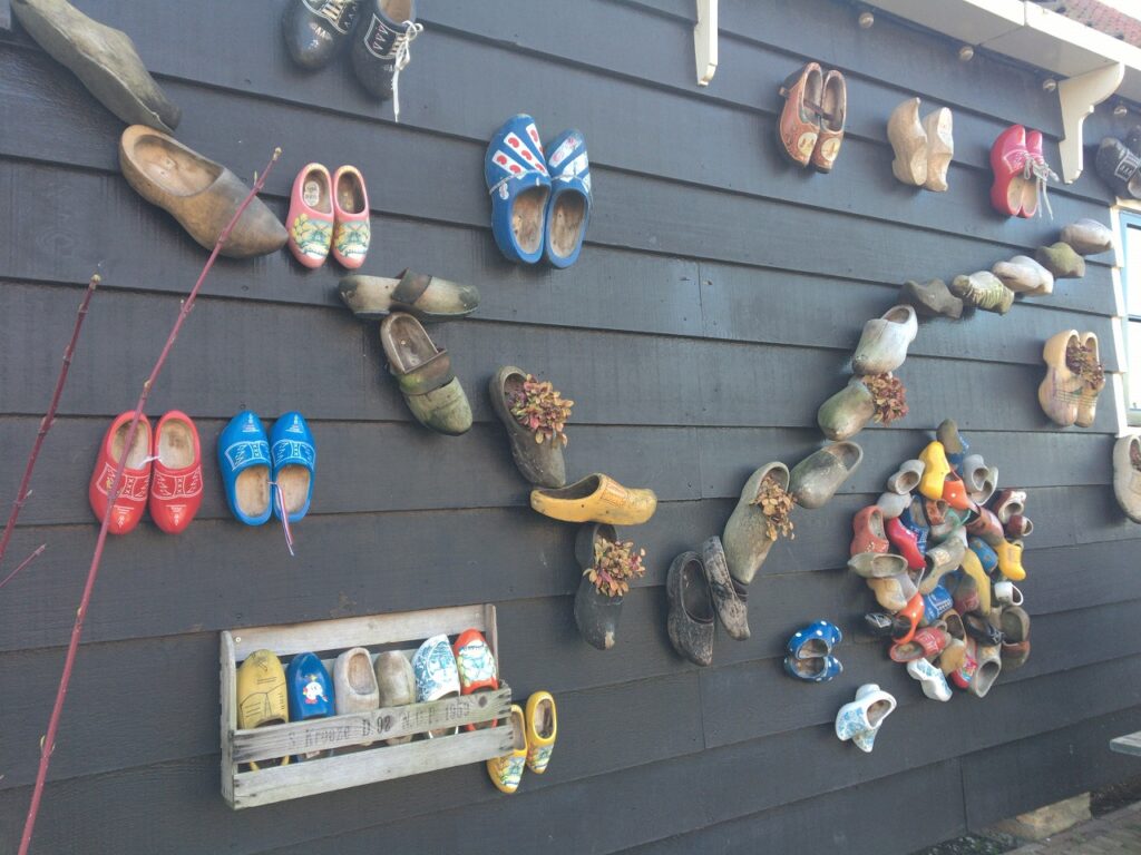 オランダ　大きな木靴1点と小さな木靴2点　インテリア オランダ 大きな木靴1点と小さな木靴2点 インテリア - メルカリ