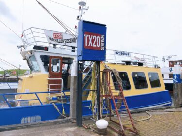 テッセル島でエビ釣り船