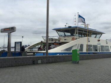 アムステルダム中央駅からアイ湾を渡る無料フェリー