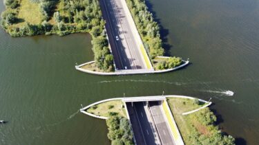 オランダの橋は水の下に道路？