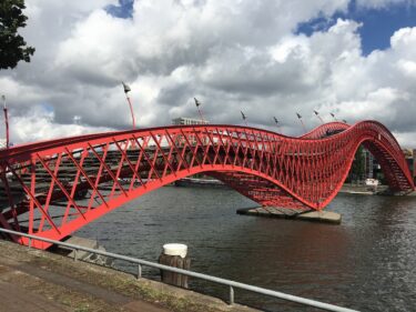 オランダのピトン橋（アナコンダ橋）