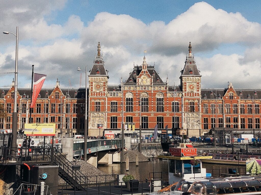 アムステルダム中央駅と日本の東京駅の関係は オランダjp