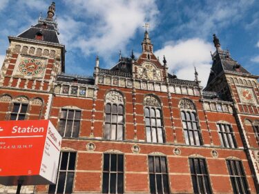 アムステルダム中央駅と日本の東京駅の関係は？