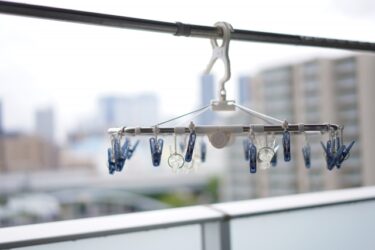 オランダで洗濯ばさみ付き物干しハンガー
