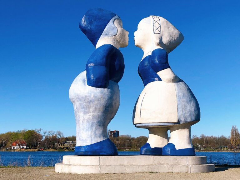 巨大デルフトのキス人形オブジェ【アムステルダム】│オランダjp