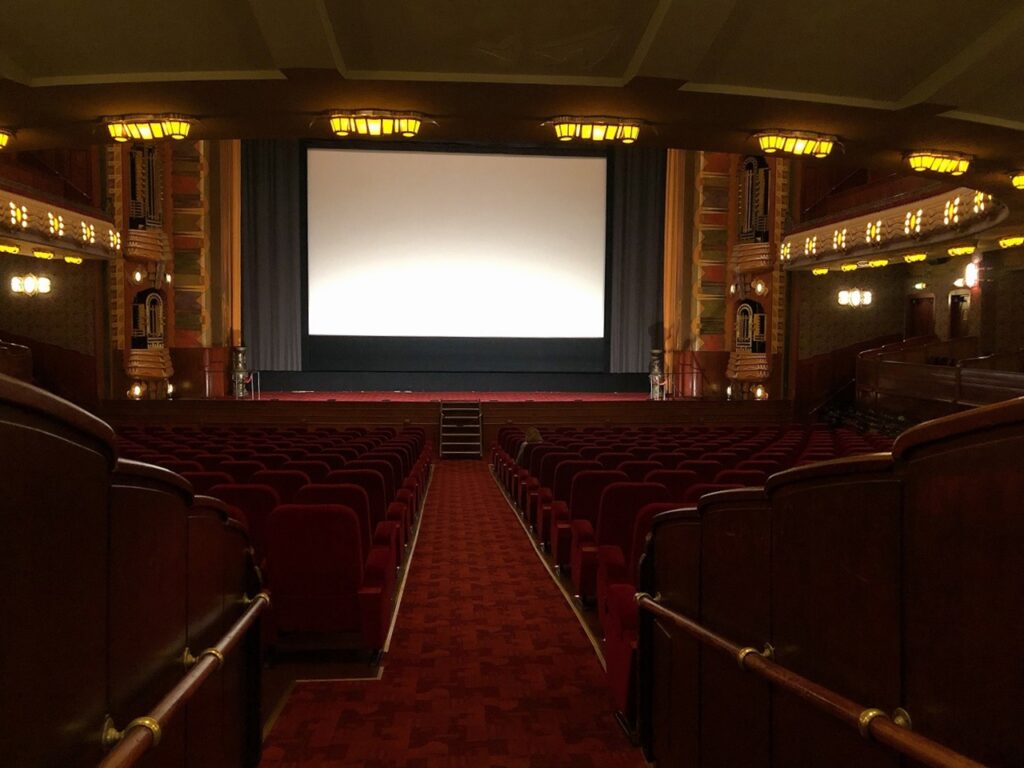 フランスアンティーク　リオンの劇場 美しい映画館トゥシンスキー劇場│オランダjp