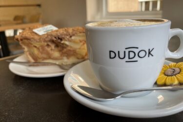 ハーグ・ロッテルダムでアップルパイDUDOK