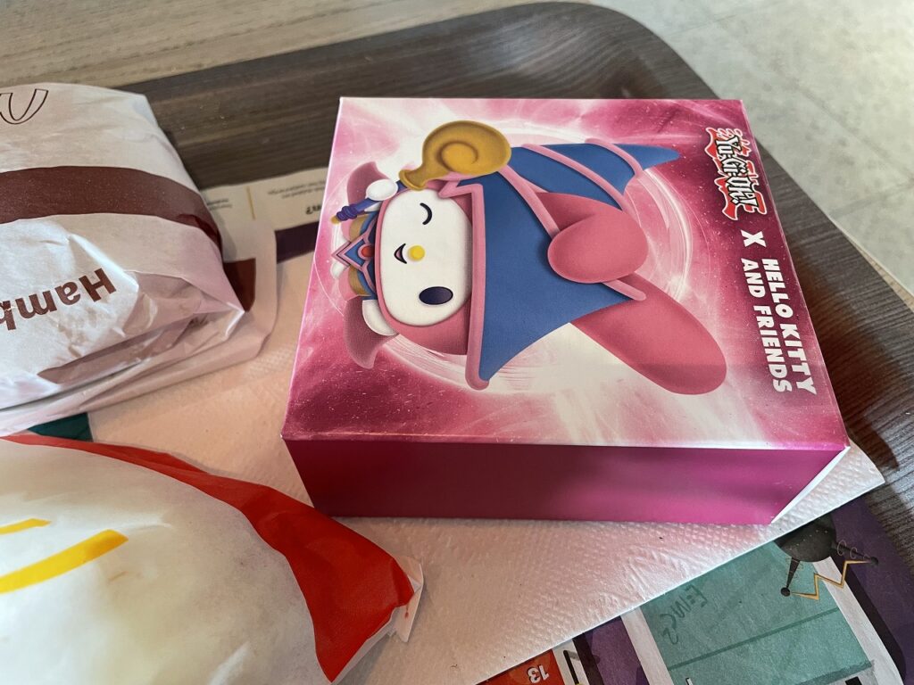 2個セット 海外限定 ハッピーセット マクドナルド サンリオ 遊戯王 ベルギーのマクドナルドが「遊戯王」とサンリオキャラクターの謎